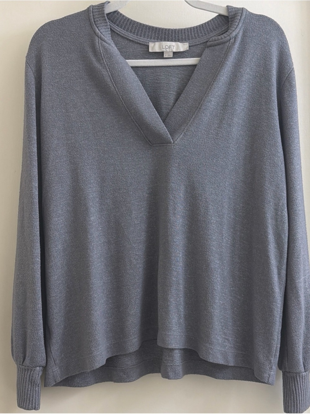 LOFT Women’s Medium Gray Knit V-Neck Long Sleeve Sweater Lightweight Pullover